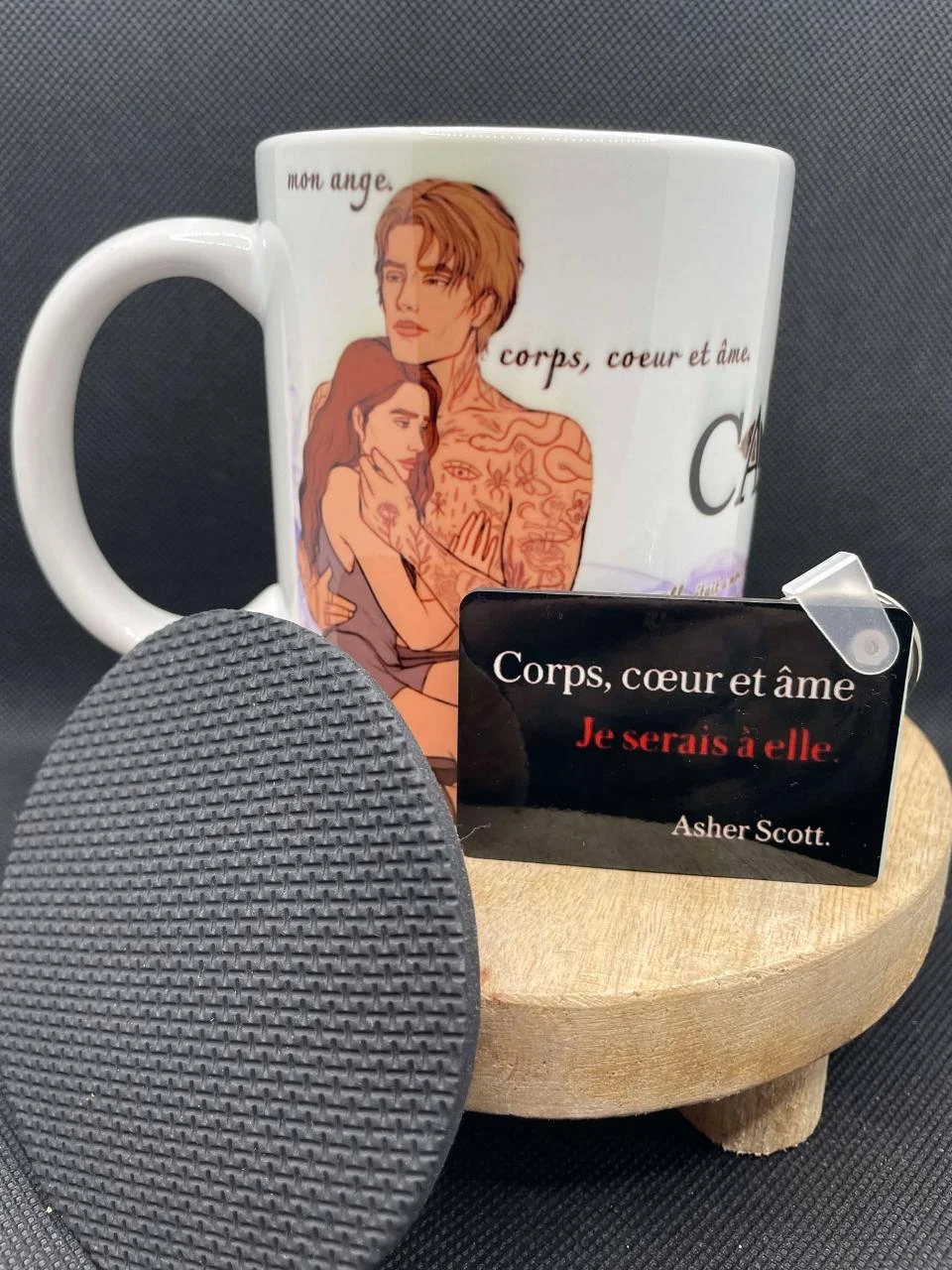 🎁 Kit Caneca – Caneca + Chaveiro + Sousplat – Captive 🖤📖 – photo 2